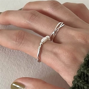 Ringen Catz med sötvattenspärlor och i sterling.